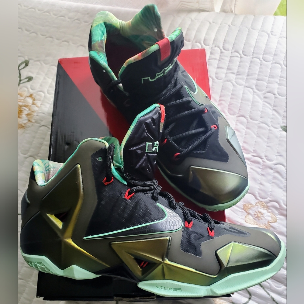 Like New! Nike LeBron XI 11 Kings Pride Parachute Gold sz 9